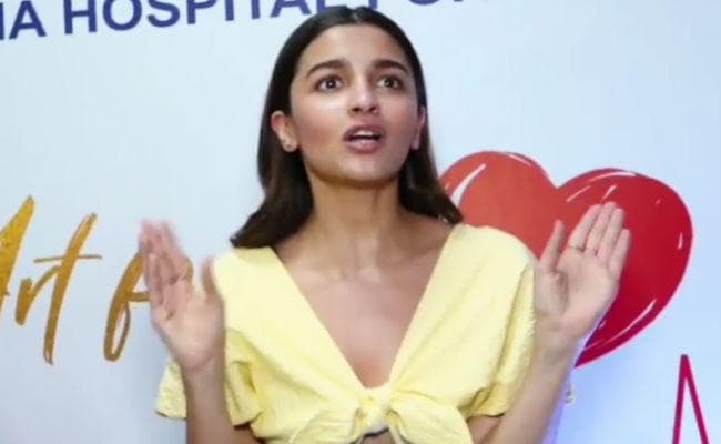 Alia Bhatt Viral Video: फोटोग्राफर्स पर भड़कीं आलिया भट्ट, बोलीं - यहां हम चिल्ला नहीं सकते