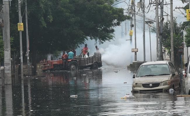 बाढ़ प्रभावित पटना में लोगों को चिकित्सा प्रदान कर रही डीएफवाई की टीम