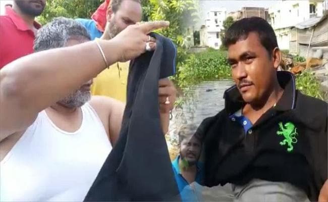 बाढ़ पीड़ितों की मदद को पटना के नेपाली नगर पहुंचे पप्पू यादव ने जरूरतमंदों को अपने कपड़े तक उतार कर दे दिए