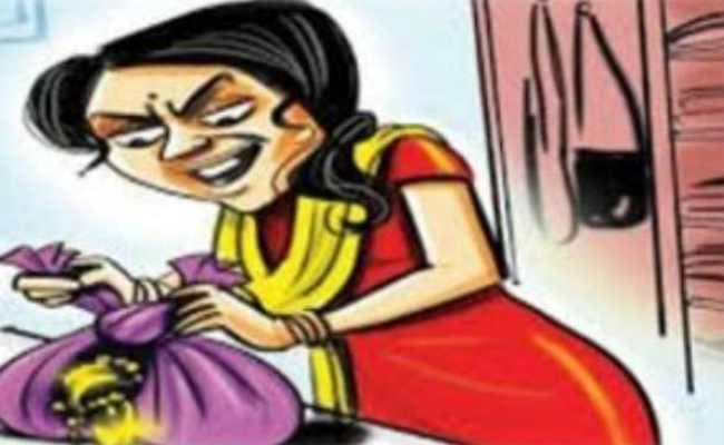 घर में चोरी कर रही थीं, पुलिस को सौंपा