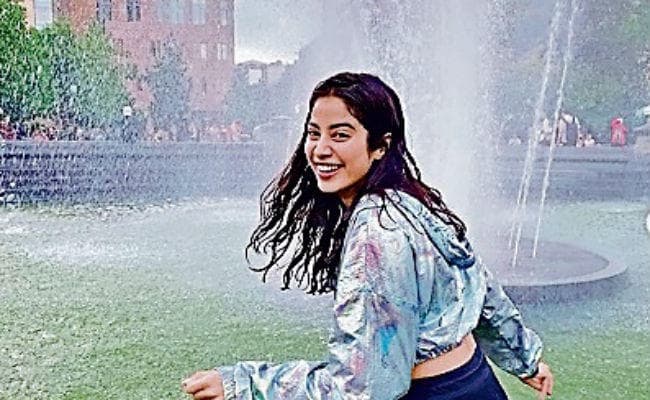 फैंस को भा रहा जाह्नवी का यह हॉट अंदाज