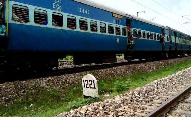 यात्रीगण ध्यान दें! आज है कई ट्रेनों का परिचालन बंद, कई के रूट बदले, देखें लिस्ट