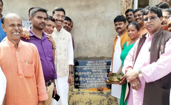 सांसद संजय सेठ ने सांसद मद से होचर और सुकुरहुट्टू गांव को दी सड़क की सौगात