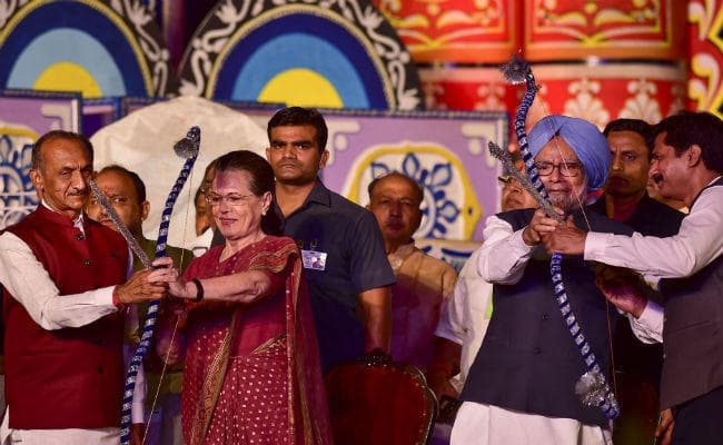 लाल किला मैदान में दशहरा समारोह में शामिल हुए मनमोहन और सोनिया