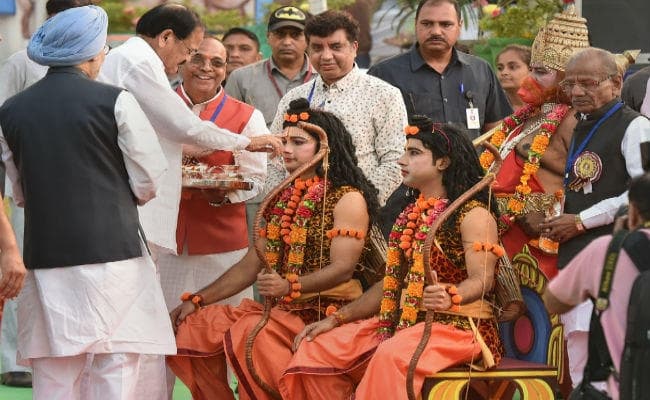 दशहरा के मौके पर उपरा्ट्रपति नायडू ने कही ये बात, मनमोहन सिंह भी इस कार्यक्रम में थे शामिल