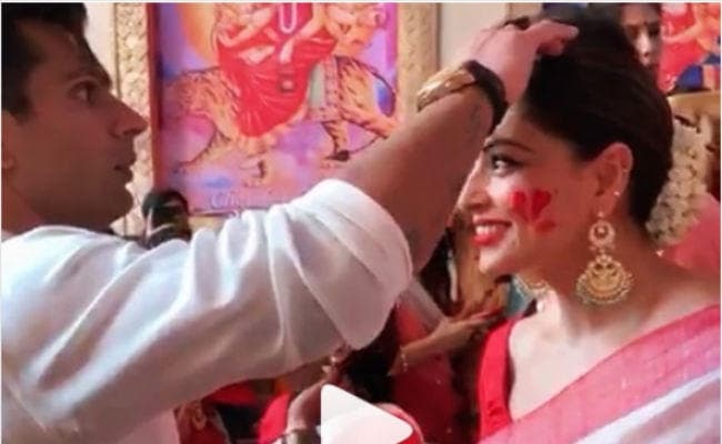 बिपाशा बसु की मांग में सिंदूर भरते वक्त करण से हो गई बड़ी चूक, VIDEO