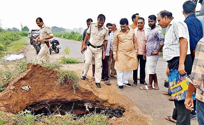 गिरिडीह-रांची सड़क के किनारे फिर धंसी जमीन, बना गोफ