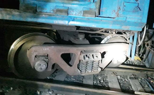 सीवान : बेपटरी हुई मालगाड़ी, सात घंटे तक बाधित रही रेल लाइन, ट्रेन परिचालन शुरू