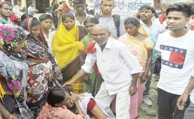 बाइक से जा रही महिला की गोद से गिरी बच्ची, ट्रैक्टर ने रौंदा, आक्रोशित लोगों ने जाम की सड़क