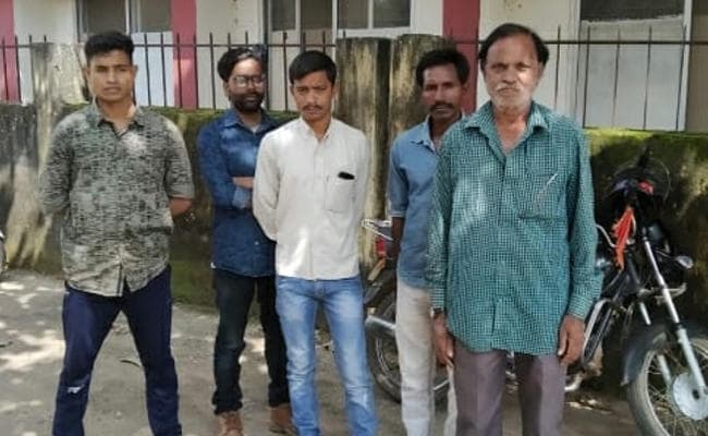 गुमला में पत्नी को पीट रहे एसबीआइ के सिक्यूरिटी गार्ड को बेटे ने चाकू घोंपकर मार डाला