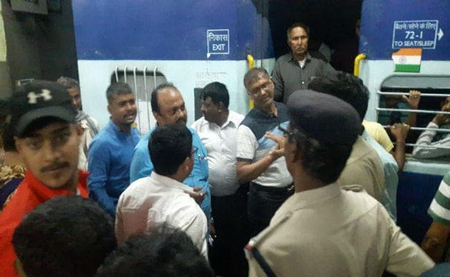 बोगी में बिजली गुल होने पर बोकारो स्टेशन पर हटिया गोरखपुर मौर्य एक्सप्रेस में यात्रियों ने किया हंगामा