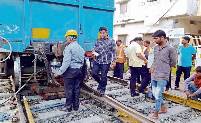 सीवान : मालगाड़ी बेपटरी, सात घंटे परिचालन रहा बाधित