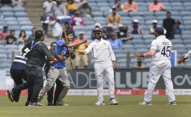 सुरक्षा घेरा तोड़ रोहित शर्मा के पास पहुंचा फैन्स, गावस्कर को आया गुस्सा