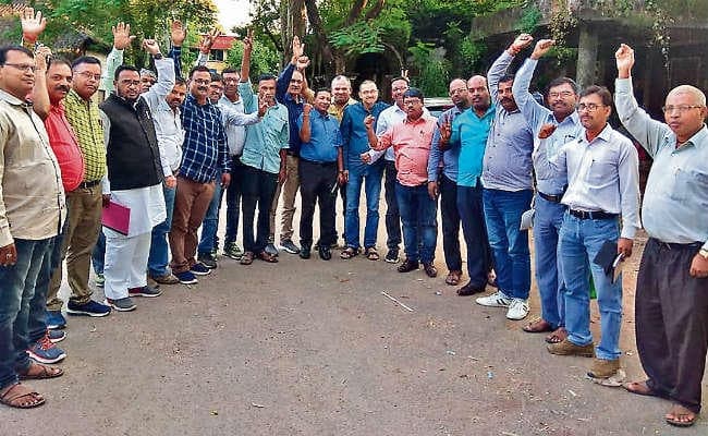 तेज हुआ विरोध : उपवास पर रह कर बाल मुंडन करायेंगे प्राथमिक शिक्षक