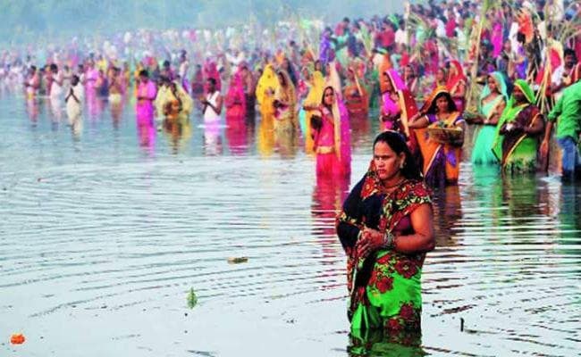 छठ व्रतियों को सुविधाएं नि:शुल्क मुहैया कराने पर आरोप-प्रत्यारोप