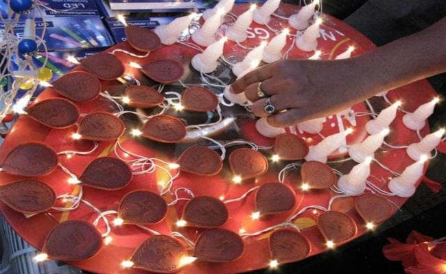प्लास्टिक के दीपक, चाइनीज लाइटें समाप्त कर रही मिट्टी के दीयों की परंपरा