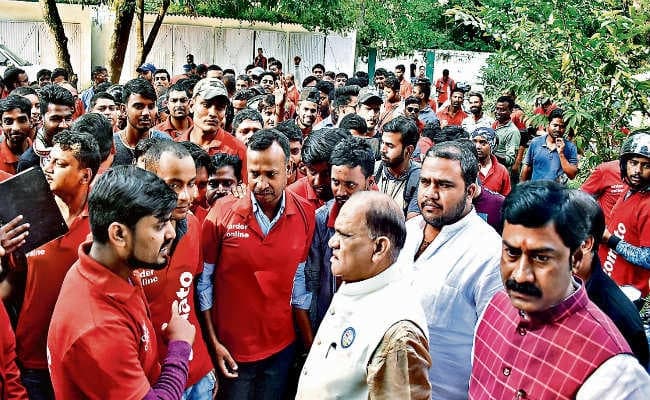 कमीशन घटाने के विरोध में हड़ताल पर रहे जोमैटो के डिलिवरी ब्वॉय