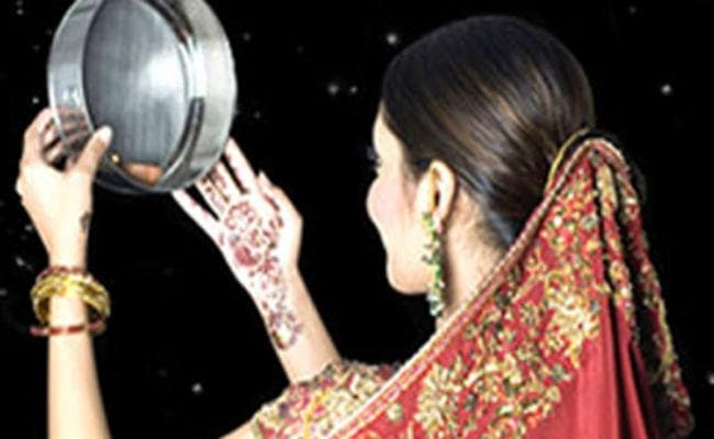 करवा चौथ आज : कुछ फिल्मी असर तो कुछ दिल की भी ख्वाहिश, पति की लंबी उम्र की कामना के लिए व्रत रखेंगी महिलाएं