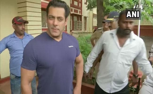 महाराष्ट्र-हरियाणा चुनाव : मताधिकार का प्रयोग करने सलमान खान भी पहुंचे