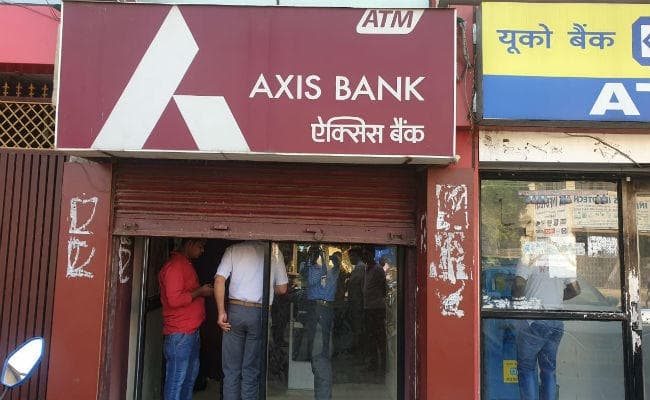 यहां एक्सिस बैंक के एटीएम से निकल रहे हैं तीन गुने पैसे, एक हजार मांगने पर निकल रहे हैं तीन हजार