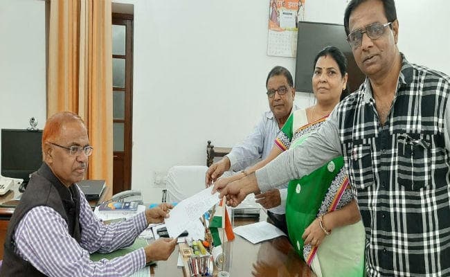 दक्षिणी छोटानागपुर के आयुक्त से मिला हिंदी साहित्यकारों का प्रतिनिधि मंडल, मांग पात्र सौंपा