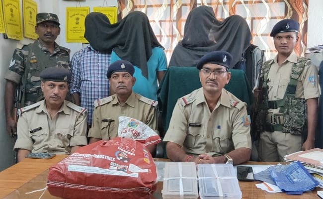 गुमला में हथियार व गांजा की खरीद-बिक्री करने वाले चार युवक गिरफ्तार