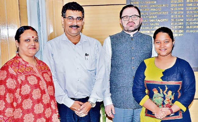 मिसाल : नौवीं की छात्रा मोंद्रिता ने गुल्लक के पैसे से बनाये 10 शौचालय