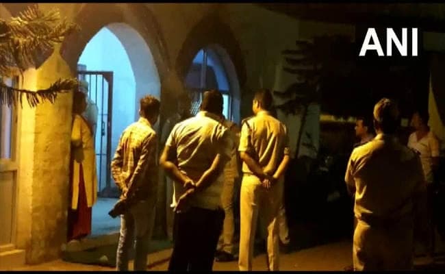 गोरखपुरः थाने में ही हेड कांस्टेबल ने अपने 18 साल के बेटे को मारी गोली, मौके पर मौत