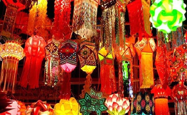 दीपावली पर तमाम तरह के उपहारों से सजे बाजार