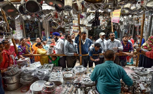 धनतेरस पर गहनों की बिक्री रह सकती है फीकी, बर्तन और सिक्कों की बढ़ेगी मांग; जानें...