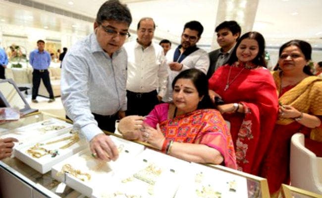 बंगाल में 2000 करोड़ के गहनों का कारोबार, अनुराधा पौडवाल ने कोलकाता में की खरीदारी