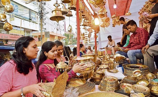 धनतेरस पर बिहार में 2168 करोड़ रुपये की हुई धनवर्षा, पटना में 730 करोड़ रुपये की हुई खरीदारी