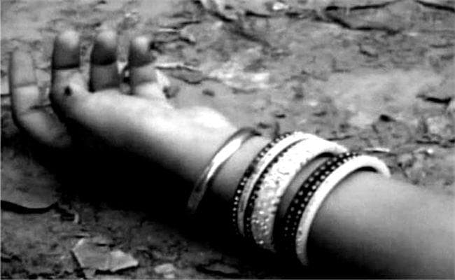 बेतिया : छठ पूजा सामग्री खरीद रही महिलाओं को पुलिस वाहन ने रौंदा, एक महिला की मौत, दो घायल