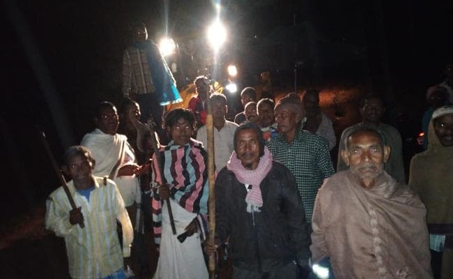Bokaro : झुमरा पहाड़ के पास आधी रात को कंस्ट्रक्शन कंपनी की जेसीबी ले जा रहे चोरों को ग्रामीणों ने खदेड़ा