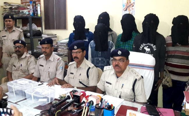 गुमला में पांच शातिर अपराधी गिरफ्तार, राहगीरों को लूटते थे