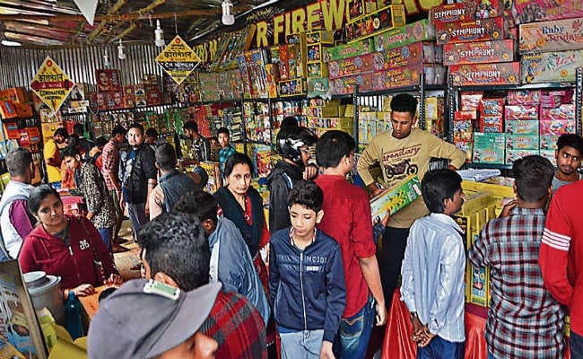 दीपावली में खूब चमका पटाखों का कारोबार, रांची में बिके 10 करोड़ के पटाखे, पूरे झारखंड में करीब 25 करोड़ की हुई बिक्री
