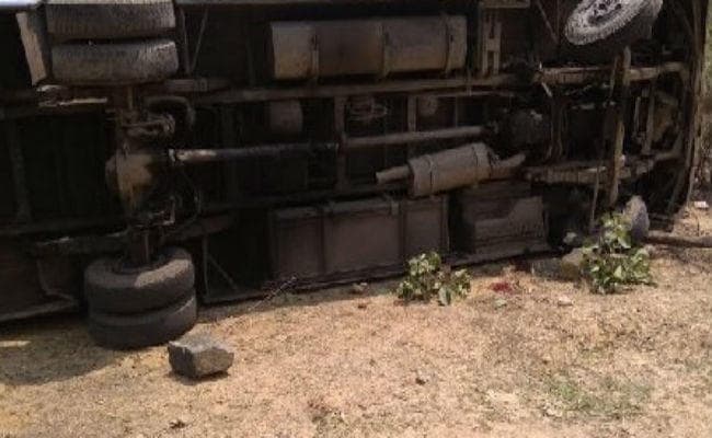 यूपी के बांदा में निजी बस पलटी, एक श्रद्धालु की मौत, 35 घायल