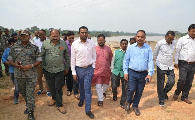 सिमडेगा : उपायुक्त ने किया शंख छठ घाट का निरीक्षण, पथ मरम्मत करने का दिया निर्देश