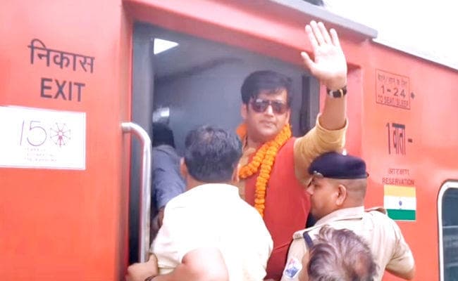 भोजपुरी अभिनेता व गोरखपुर से बीजेपी सांसद रवि किशन ने 20 साल बाद की ट्रेन से यात्रा, कहा...