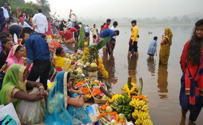 तसवीरों में देखें, भगवान भास्कर को किस तरह दिया गया पहला अर्घ्य