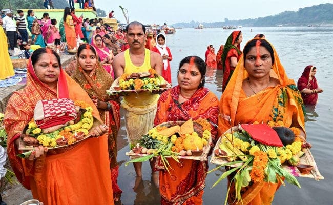 उगते सूर्य को अर्घ्य के साथ संपन्न हुआ छठ महापर्व, देखें तसवीरें