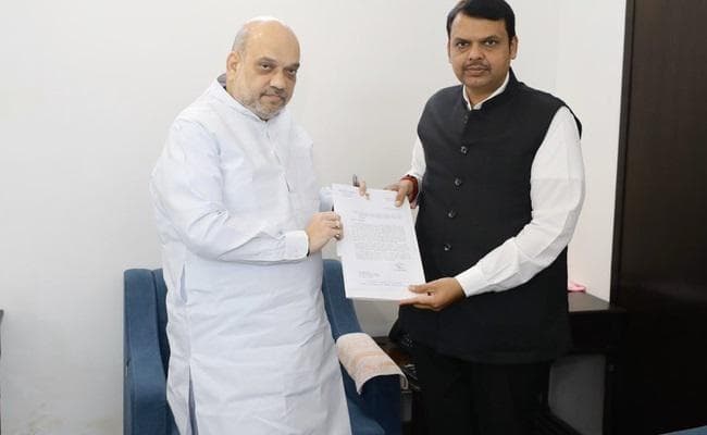 महाराष्ट्र में राजनीतिक हलचल तेज, फडणवीस ने की पार्टी अध्यक्ष अमित शाह से मुलाकात