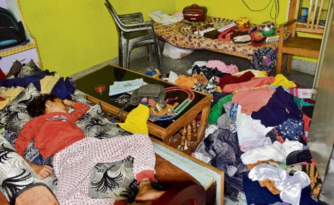 सात ताले तोड़ फ्लैट के अंदर पहुंचे चोर, ले गये 60 लाख के जेवरात व अन्य सामान