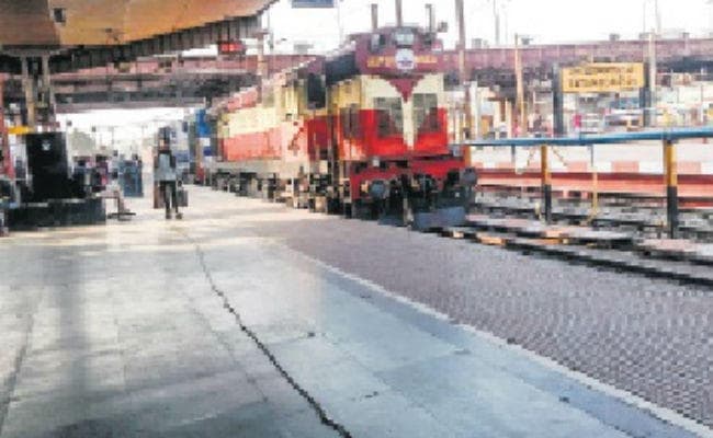 आठ स्टेशनों पर ट्रेनों के ठहराव पर लगायी राेक