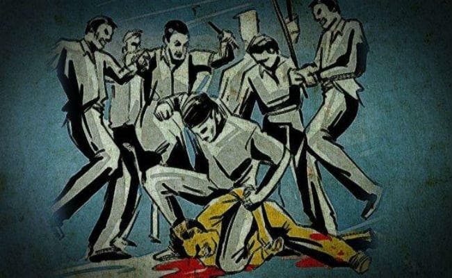 कोर्ट के सामने लड़की पक्ष ने ससुरालवालों को पीटा