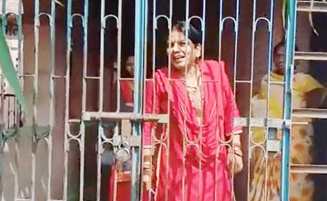 विलंब से स्कूल आने के सवाल पर भड़कीं दबंग लेडी टीचर, कहा- नौकरी से निकलवा दोगे क्या?, वीडियो वायरल