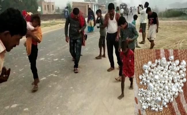 मॉर्निंग वॉक पर निकले लोगों को सड़क पर बिखरा मिला चांदी का दाना और फिर...