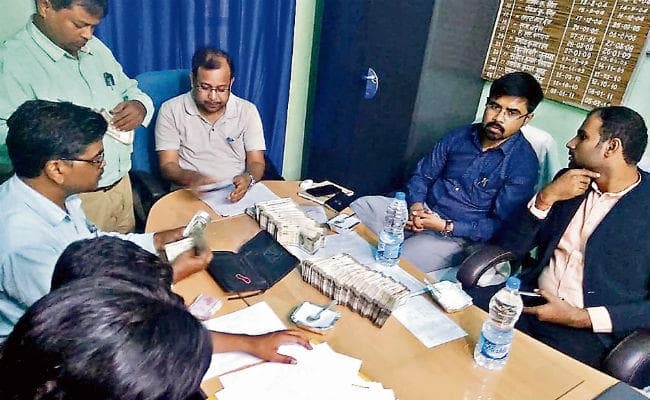 गढ़वा : दो वाहनों से 16.50 लाख बरामद