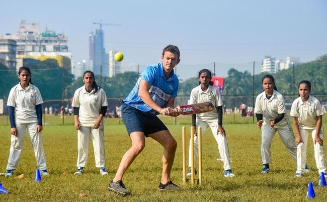 ऑस्ट्रेलिया के महान क्रिकेटर एडम गिलक्रिस्ट ने मुंबई में महिला खिलाड़ियों का बढ़ाया हौसला