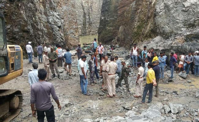 कोडरमा : पत्थर खदान में चाल धंसा, तीन लोग दबे, चार अन्य लोग घायल